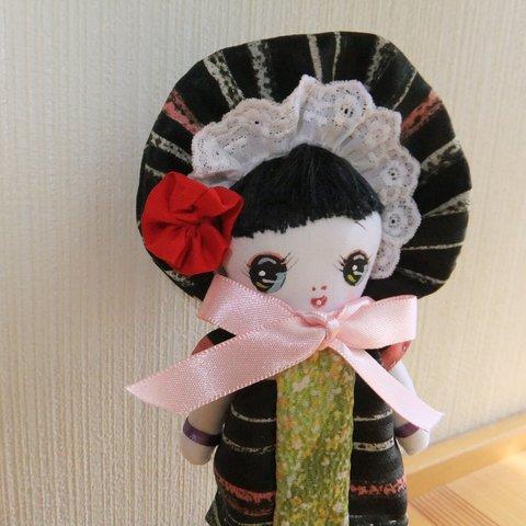 モダンな雰囲気のロマンちゃん・文化人形・黒・赤い花