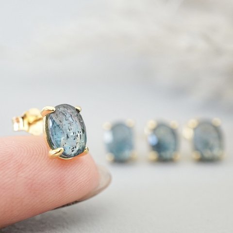 『溶け出す氷』モスカイヤナイト くすみブルーの珍しい天然石 一粒ピアス