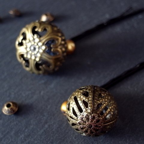 ヘアピン２本セット　手毬の様なアジアン透かしビーズと楕円形の透かしビーズ　真鍮古美