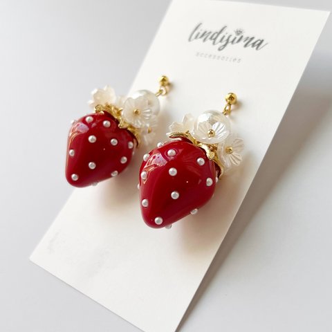 ジューシーな🍓大ぶりいちごのピアス　イヤリング　ディープレッド