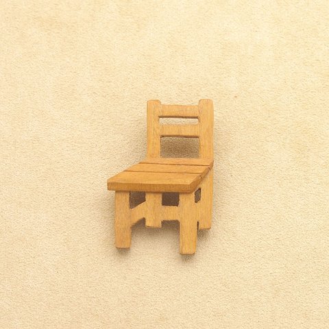 学校の椅子のブローチ