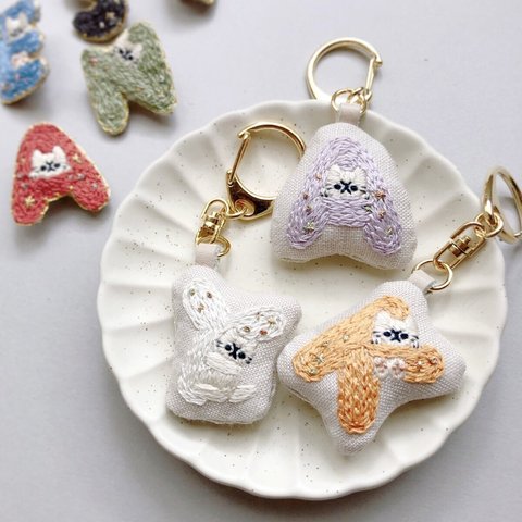 アルファベットと猫の刺繍キーホルダー　イニシャル　推し活