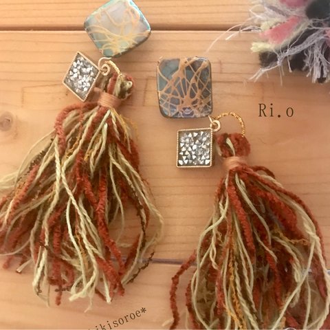 秋色引き揃え糸のふわふわイヤリング