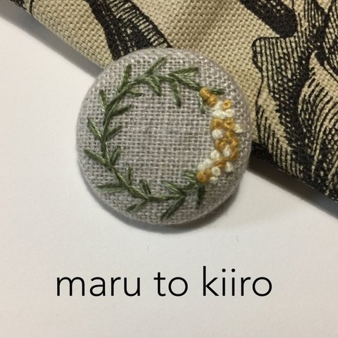 刺繍のくるみボタン  ヘアゴム