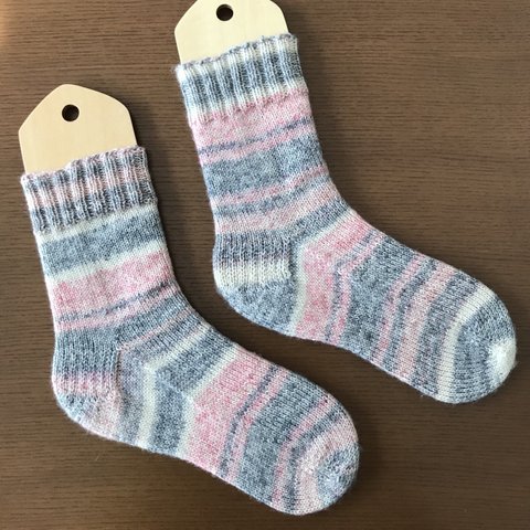 手編みの靴下・ピンクグレー