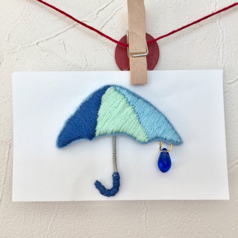 傘と雨の雫 ＊ 刺繍ブローチ  ＊ブルー