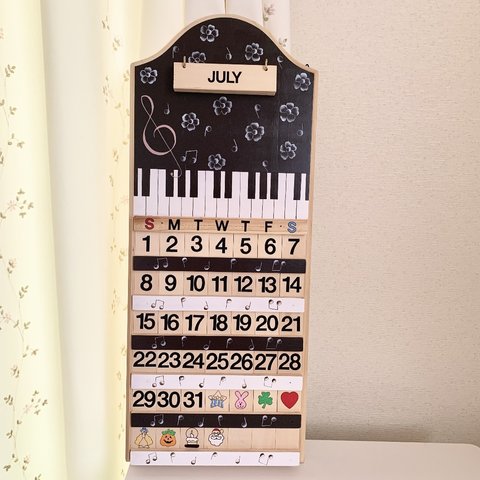 ピアノ鍵盤模様♡ピンクのト音記号と音符の木製カレンダー　　トールペイント