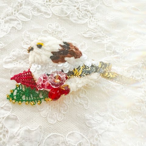 【紅い実とシマエナガ】Bタイプほっこり優しい印象のブローチ🕊オートクチュール刺繍とニャンドゥティ刺繍