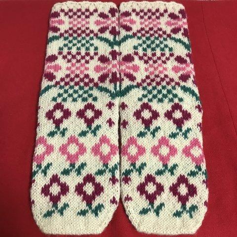 靴下向きの丈夫な毛糸で編んだ花柄のガーリーソックス ワインレッド・ローズピンク系