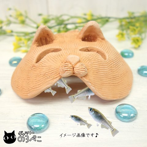 素焼き猫のお魚ハウス(大きめサイズ)～あーん猫ちゃん　aa145-150