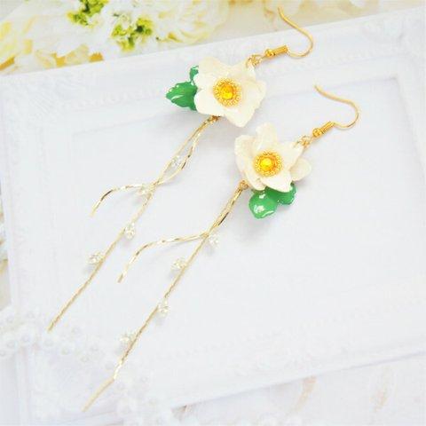 白い秋明菊のピアス or イヤリング◆レジン