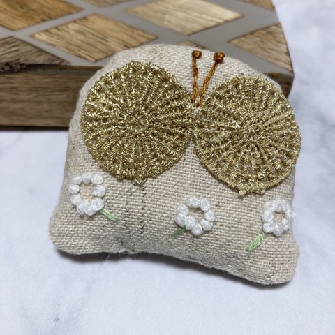 ほっこり雑貨　ふわふわ綿入り　蝶々の刺繍ブローチ