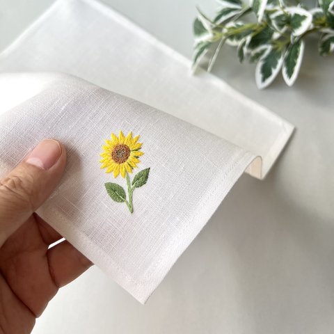 太陽の向日葵｜手刺繍＆手仕立てのソフトリネンハンカチ