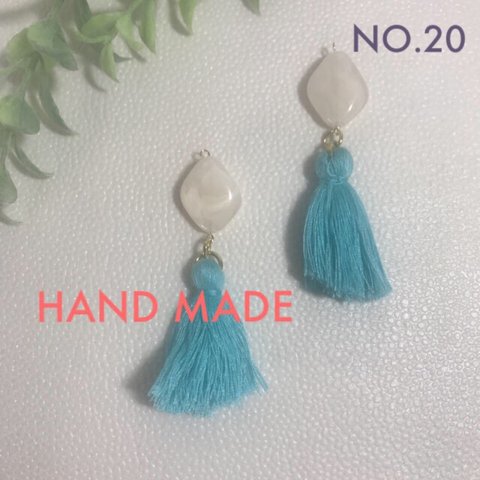 SALE🌼NO.20🌼変形ビーズとタッセルのピアス