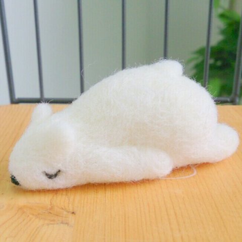 シロクマだって眠いんです「たれしろくま」　羊毛フェルト