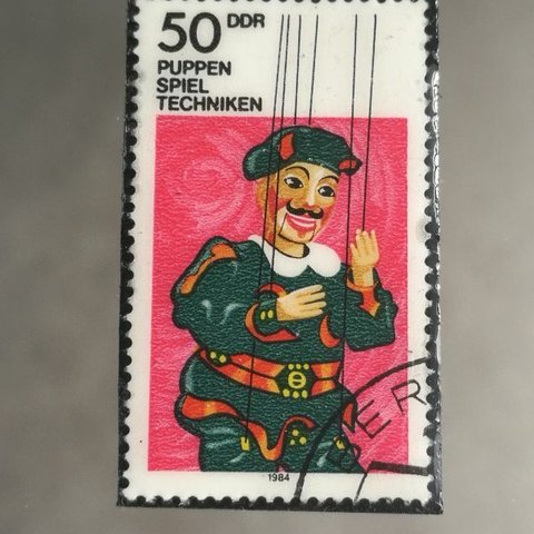 ファウスト博士・人形切手ブローチ  (東ドイツ)