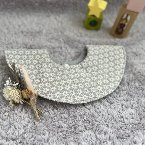 【即納】💐小花の刺繍ガーゼスタイ