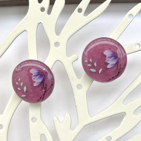 スミレ色の花のボタンピアス