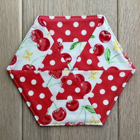 SALE! レトロさくらんぼと水玉パッチワークマット、チェリー六角形ミニキルト、Cherry and polka dot mug rug, snack mat, doily, ティーポットマット