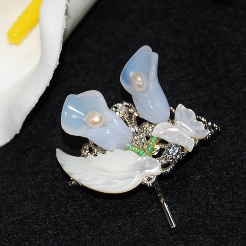 ブルーレースのカラー＆白蝶貝の蝶と葉６月の誕生花／ポニーフック