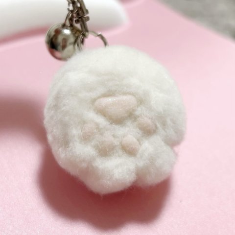 ふわふわ☁️羊毛フェルトの肉球キーホルダー🐾