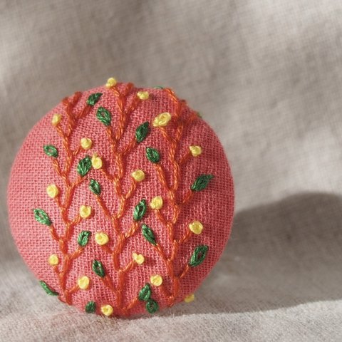 刺繍ブローチ☆ サンプラー くるみボタンブローチ ヘアゴム  に変更可