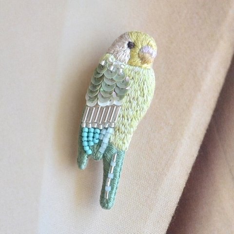 ビーズ刺繍　小鳥ブローチ　ライトグリーン