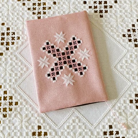 アッシュローズ色の手刺繍ブックカバ−（文庫本）