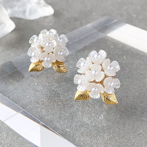 白い紫陽花ピアス/イヤリング＜結婚式 七五三 卒業式 入学式 フォーマル【金属アレルギー対応】