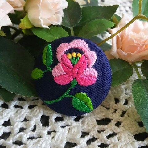 ハンガリー刺繍🌼くるみボタンのブローチ