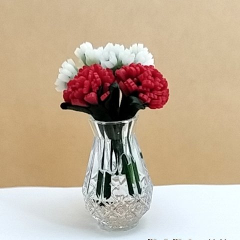 ミニチュア　カーネーション   かすみ草の花瓶(赤)