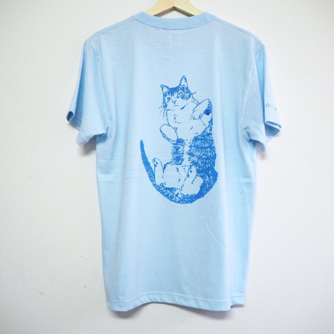 猫のTシャツ　バックプリント　水色