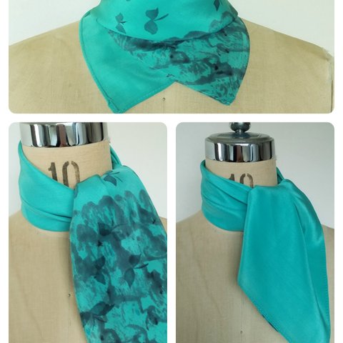 【petitスカーフ～バティック型と蝶～】水色 シルク 手染めスカーフ