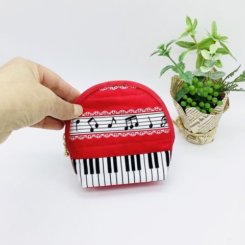 【再販】ハーフラウンド型ポーチ☆ピアノ&音符柄（赤）ポケット付き