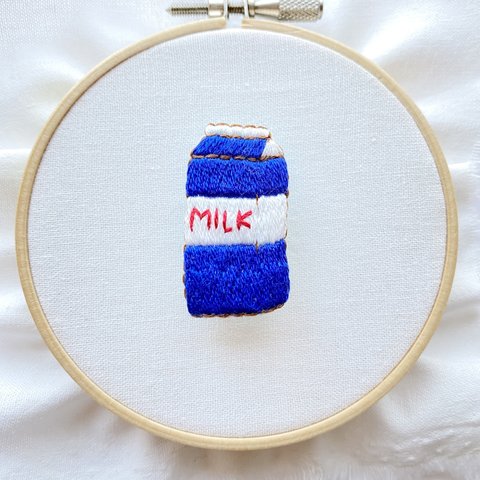 牛乳パックの刺繍ブローチ