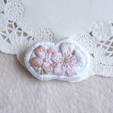 桜の花びらの刺繍ブローチ