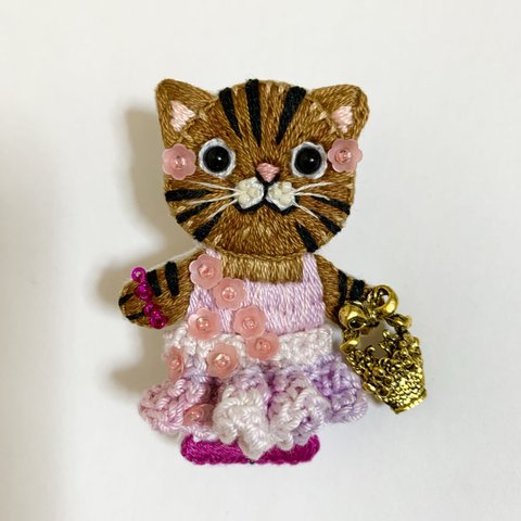 花籠を持ってお花見トラ猫 の手刺繍ブローチ