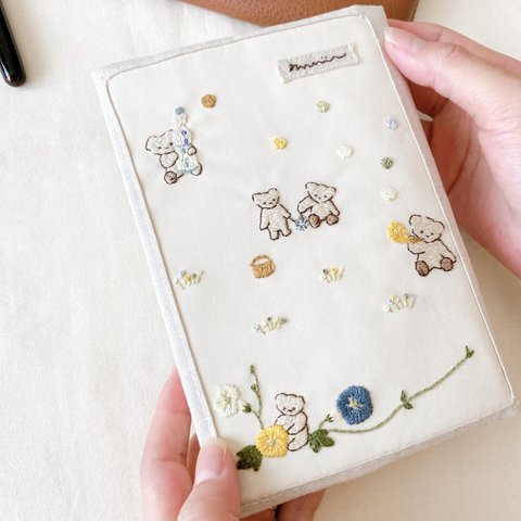 手刺繍のレトロブックカバー『くまちゃんの夏休み』 [文庫本・単行本・ハードカバー・手帳]