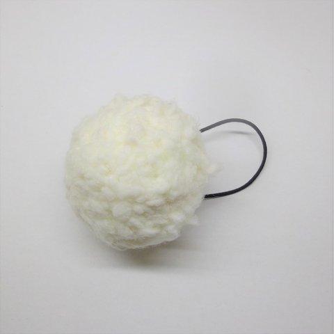 ふわふわニットボールのヘアゴム　ホワイト　秋カラー　冬カラー