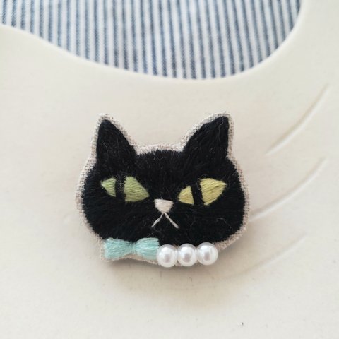 黒猫刺繍ブローチ（グリーン）【受注製作】