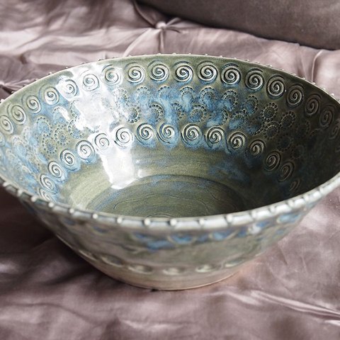 ミルキーグレイのスタンプ模様の鉢