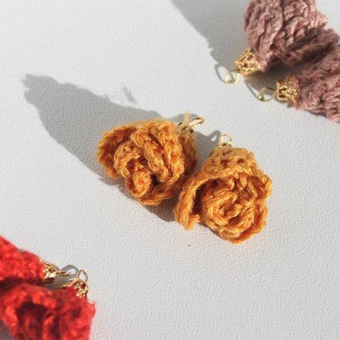 手紡ぎシルクで編んだ薔薇のタッセル　２個セット　オレンジ