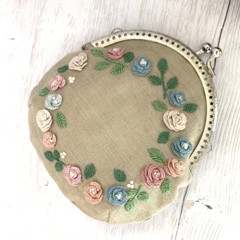 バラの刺繍　がま口ポーチ　アイボリー