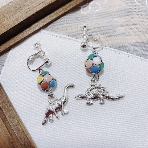 【再販】カラフルドット　恐竜　イヤリング /ピアス