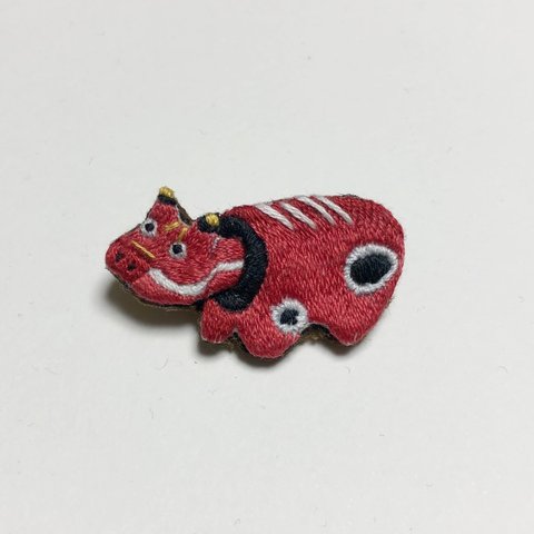 赤べこの刺繍ブローチ🪡