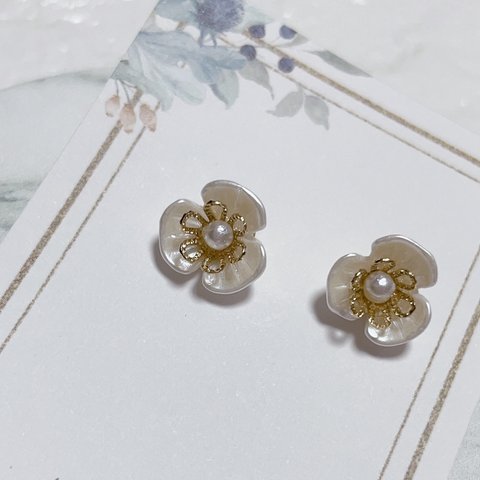 お花のひと粒ピアス　ホワイト