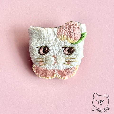 モモ猫＊刺繍ブローチ