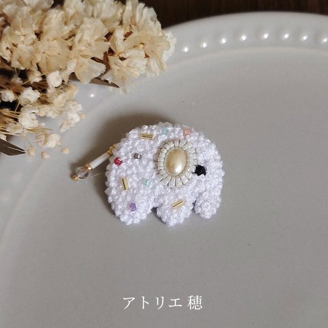 つぶモコ白象ブローチ⋆* ビーズ刺繍 帯留め 一点物 動物 アクセサリー