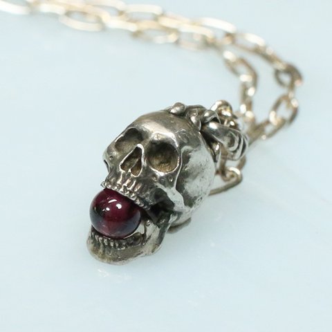 small skull (garnet)