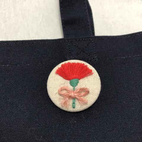 【送料無料】刺繍　くるみボタン　ブローチ　カーネーション　母の日　#20